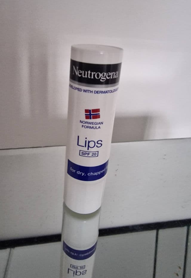 Neutrogena Norwegian Formula Lip Care SPF 20 review photo by IceE81