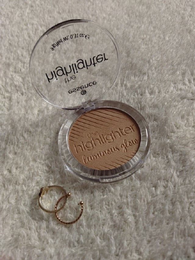 Essence The Highlighter #02 Sunshowers review photo by botaebukurise