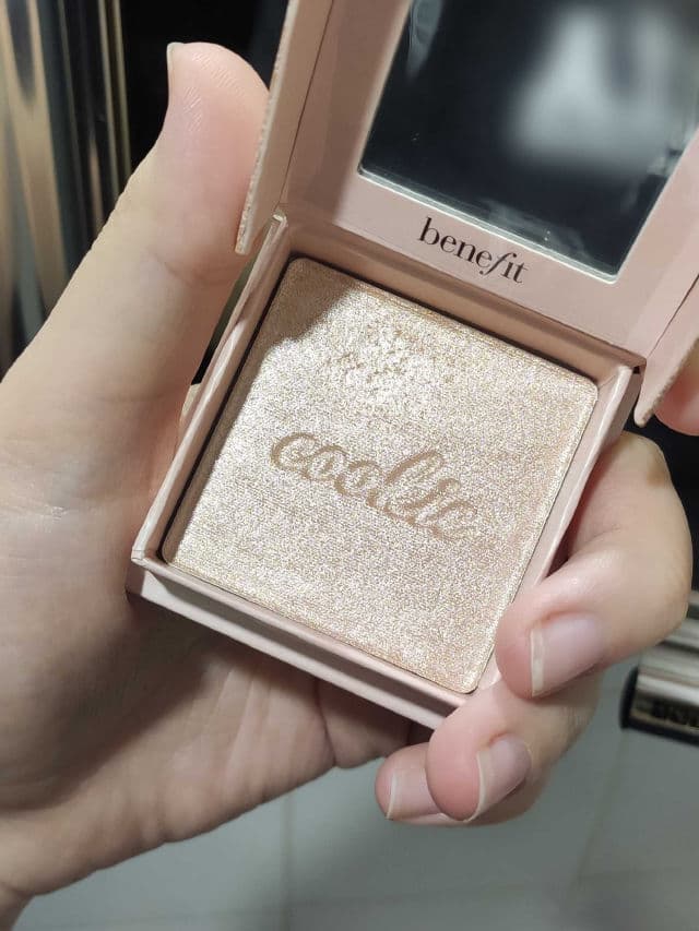 Benefit Cosmetics Cookie Golden Pearl Highlighter review photo by alealeskin