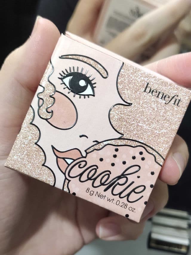 Benefit Cosmetics Cookie Golden Pearl Highlighter review photo by alealeskin