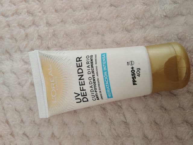 L'Oreal Paris UV Defender Cuidado Diario Anti-Fotoenvejecimiento Anti-Brillo FPS 50+ review photo by mfrg
