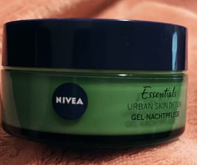Nivea Essentials Urban Skin Defence Night Gel Cream review photo by healthyheadspaces