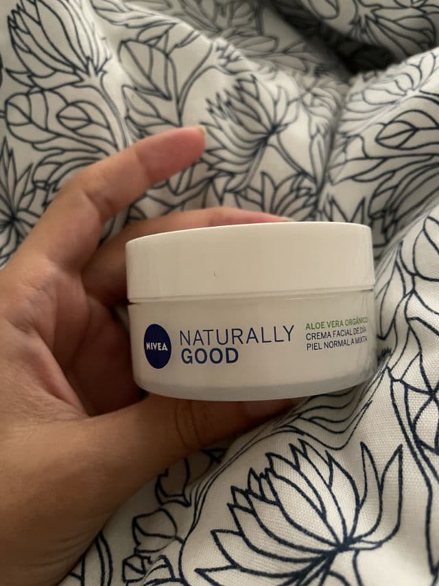 Nivea Naturally Good Radiance Day Cream review photo by LuLizardo
