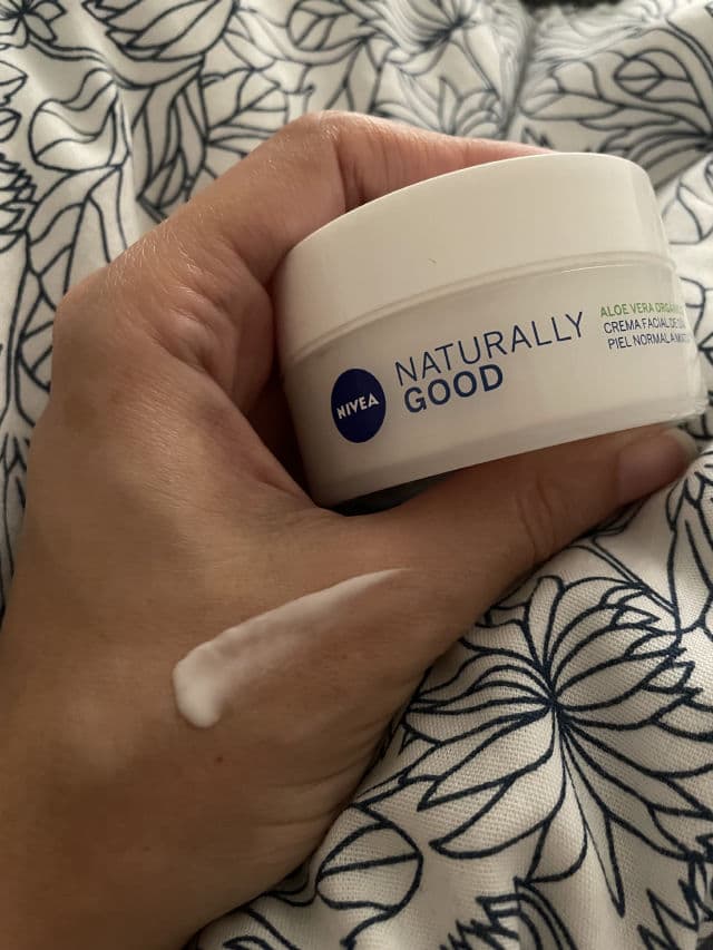 Nivea Naturally Good Radiance Day Cream review photo by LuLizardo