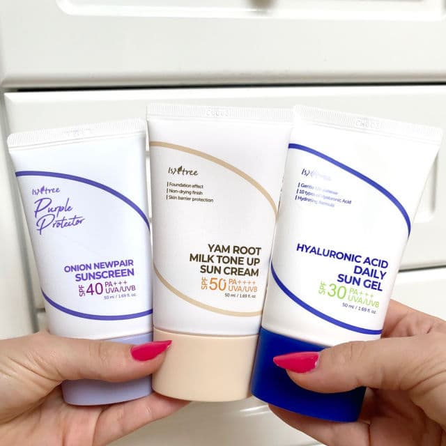 ISNTREE Onion Newpair Suncreen SPF40 PA+++ review photo by daisieskincare