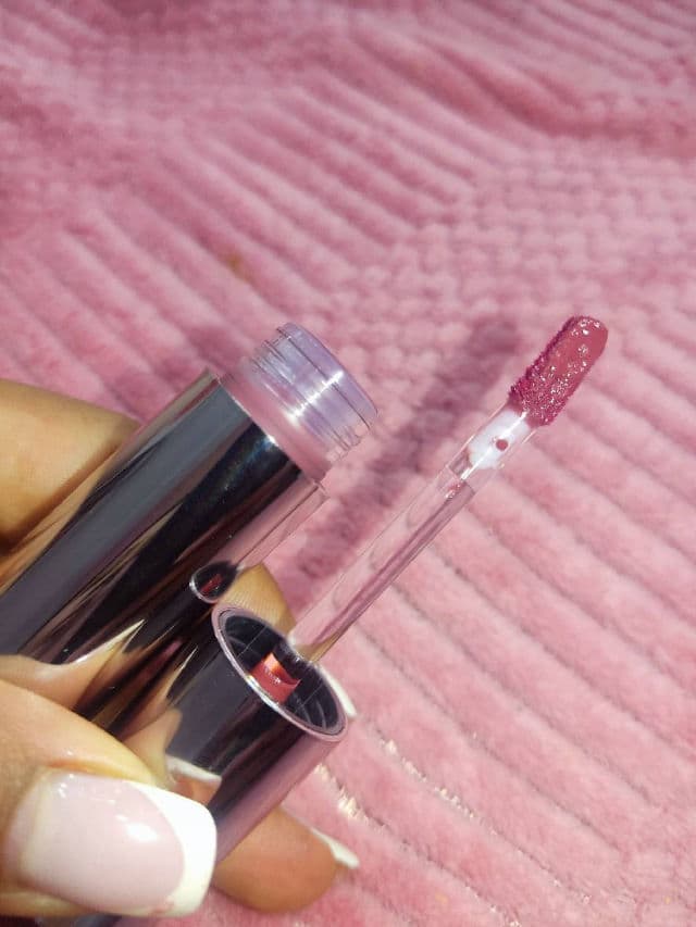 NAMING. Comely review photo by Miriamcabeza