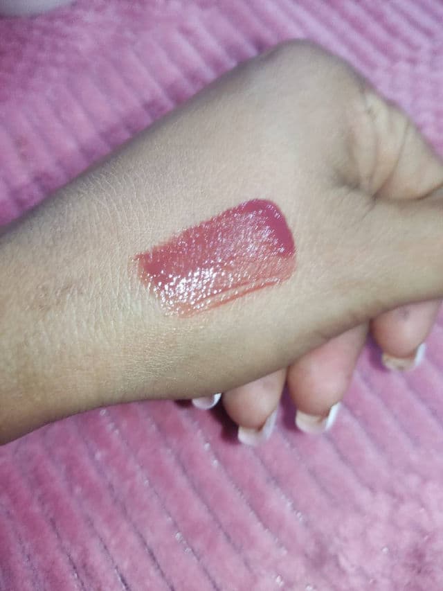 NAMING. Comely review photo by Miriamcabeza