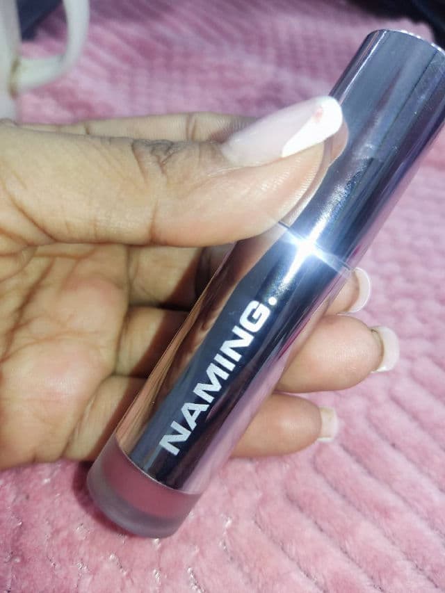 NAMING. Comely review photo by Miriamcabeza