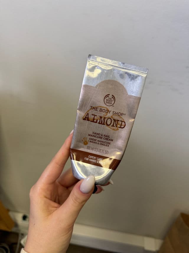 The Body Shop Almond Hand & Nail Cream review photo by Marelerda