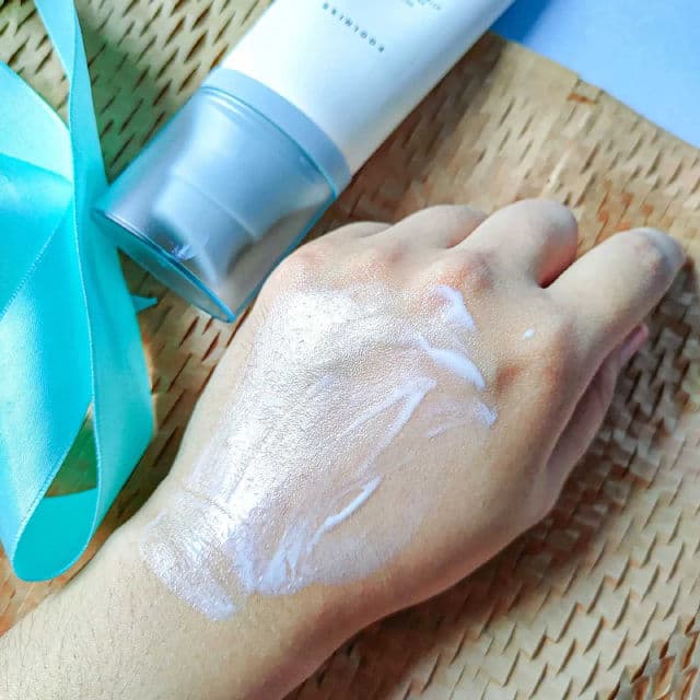 SKIN1004 Madagascar Centella Hyalu-Cica Water-Fit Sun Serum SPF50+ PA++++ review photo by Miss_LunaYee