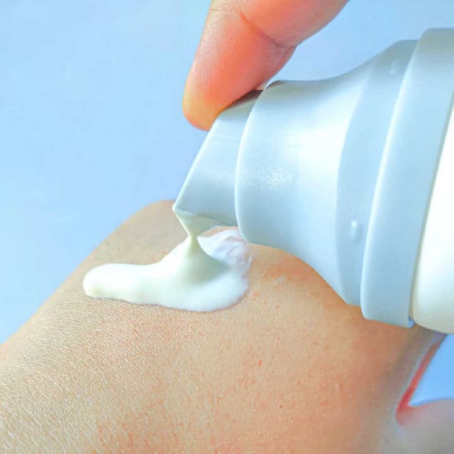 SKIN1004 Madagascar Centella Hyalu-Cica Water-Fit Sun Serum SPF50+ PA++++ review photo by Miss_LunaYee