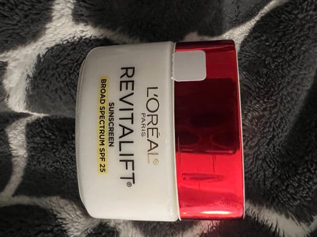L'Oreal Paris Revitalift Anti-Wrinkle + Firming Day Moisturizer SPF 25 review photo by marianameza