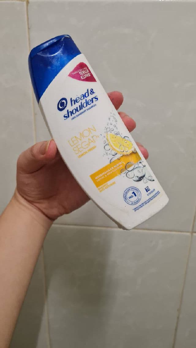 Head & Shoulders Lemon Fresh Anti-Dandruff Shampoo review photo by clementinepulps