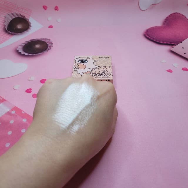 Benefit Cosmetics Cookie Golden Pearl Highlighter review photo by meriglowup