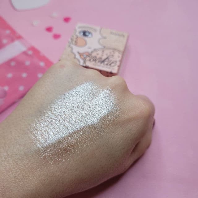 Benefit Cosmetics Cookie Golden Pearl Highlighter review photo by meriglowup