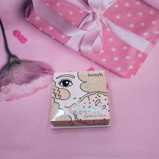 Benefit Cosmetics Cookie Golden Pearl Highlighter review photo by meriglowup