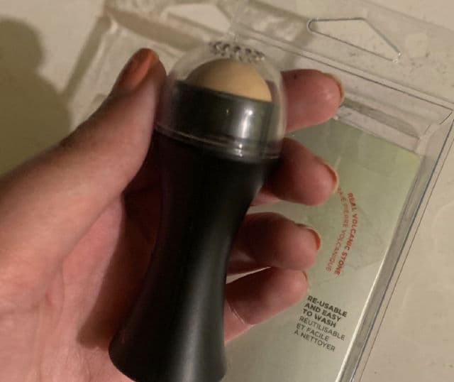 Revlon Oil-Absorbing Volcanic Roller review photo by rbkdevelasco
