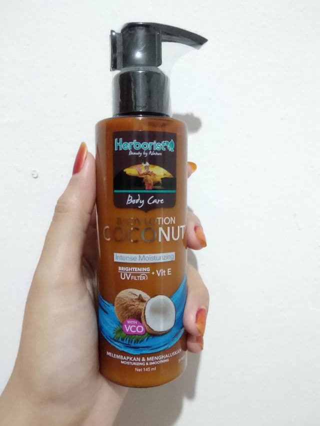 Herborist Body lotion Coconut review photo by RintamiNurFajriah