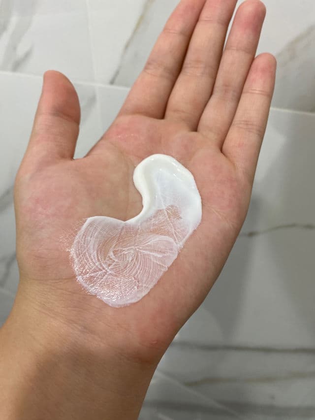 Neutrogena Clear Face Break-Out Free Liquid Lotion Sunscreen Broad Spectrum SPF 50 review photo by alinamalina