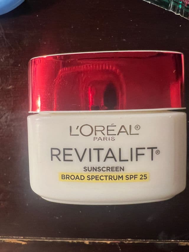 L'Oreal Paris Revitalift Anti-Wrinkle + Firming Day Moisturizer SPF 25 review photo by mariameza