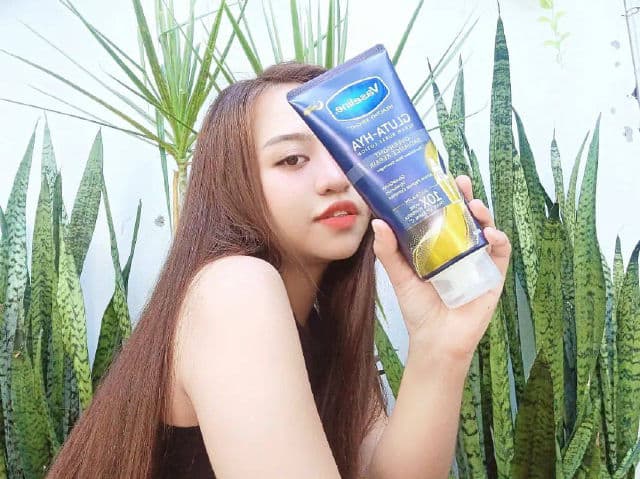 Vaseline Gluta-Hya Serum Burst Lotion Overnight Radiance Repair review photo by heyyyshell