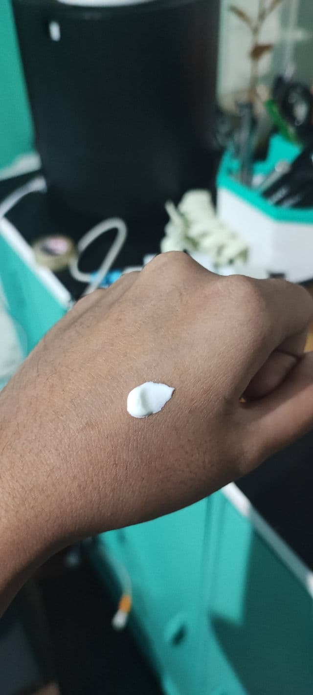 Dazzle Me Attack on Sun! Sunscreen SPF 50 PA +++ review photo by kimani