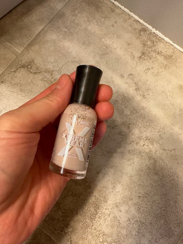 Sally Hansen Xtreme Wear review photo by toriiaaa