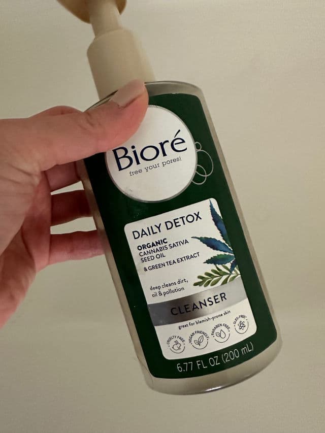 Biore Daily Detox Cleanser with Cannabis Seed Oil & Green Tea Extract review photo by toriiaaa