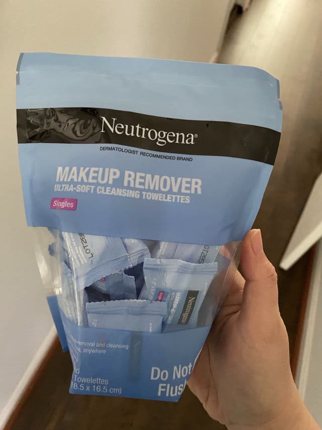 Neutrogena Travel Size Makeup Remover Towlettes review photo by lucytsai