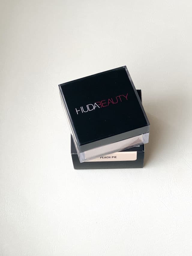 Huda Beauty Easy Bake Loose Powder review photo by Ellecharenaj