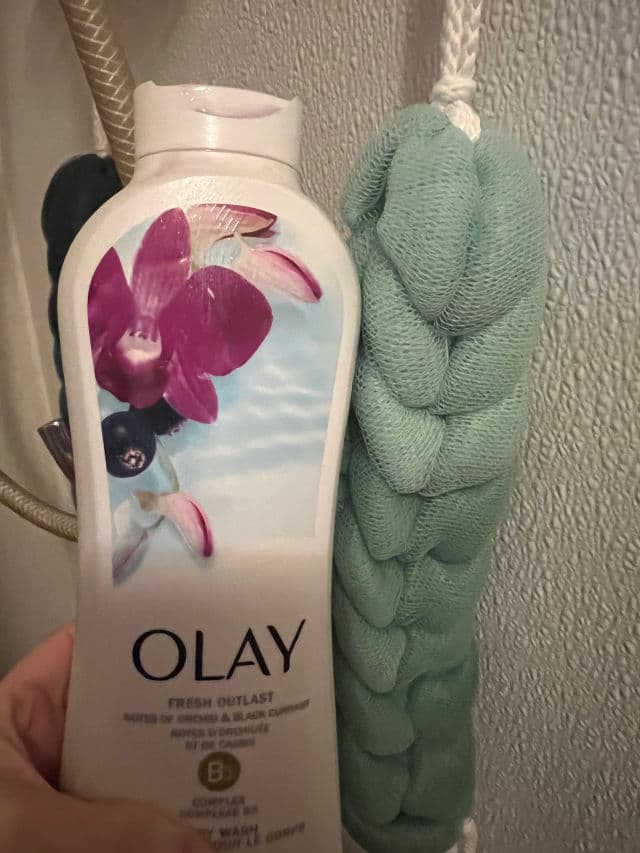 Olay Fresh Outlast Orchid & Black Currant Body Wash review photo by lynnc355