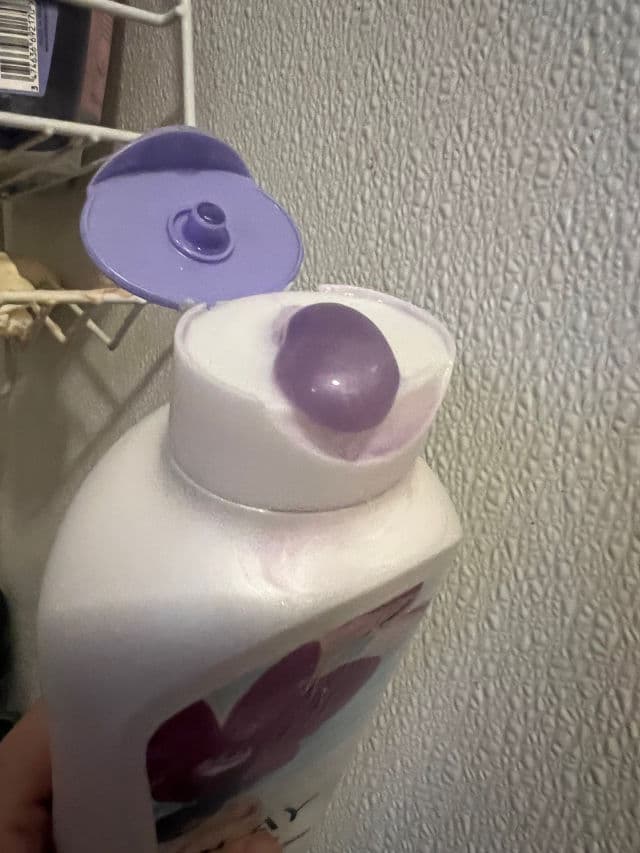 Olay Fresh Outlast Orchid & Black Currant Body Wash review photo by lynnc355