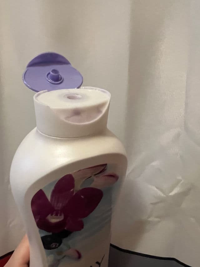 Olay Fresh Outlast Orchid & Black Currant Body Wash review photo by lynnc355