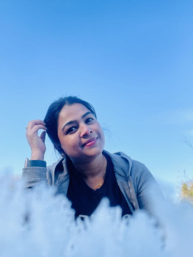 Nyx Cosmetics The Brow Glue Instant Brow Styler review photo by Nikmaveric