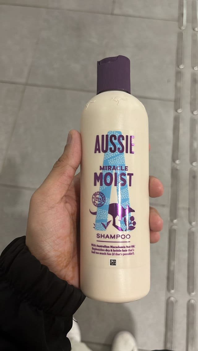 Aussie Miracle Moist Shampoo review photo by glowyxskin