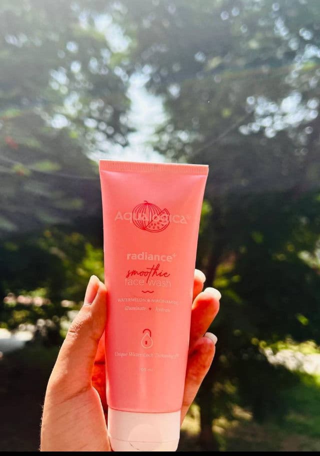 Aqualogica Radiance+ Smoothie Face Wash review photo by smear