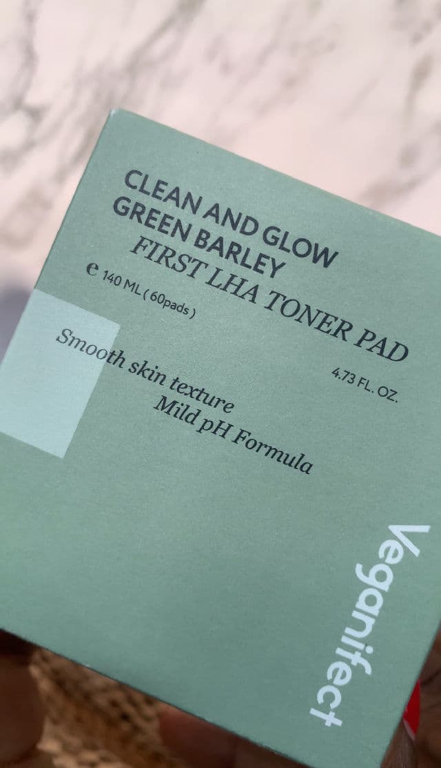Veganifect. Clean and Glow Green Barley First LHA Toner Pad review photo by Theskincaregirl