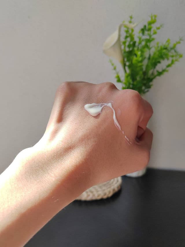 Iunik Centella Calming Daily Sunscreen SPF 50 PA++++ review photo by kaoriskincarejournal