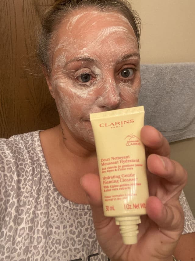 Clarins Hydrating Gentle Foaming Cleanser with Alpine Herbs & Aloe Vera review photo by chasi
