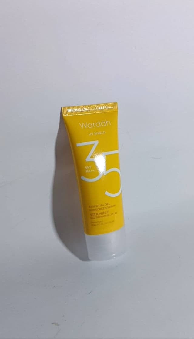 Wardah UV Shield Essential Gel Sunscreen Serum SPF 35 PA+++ review photo by Ratnacrlta