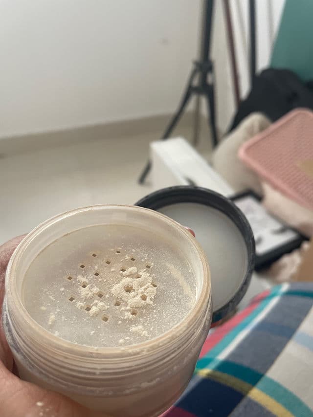 Laura Mercier Translucent Loose Setting Powder - Glow review photo by yessicalora