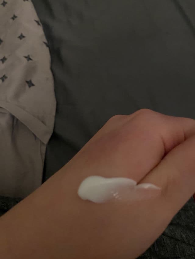 Neutrogena Visibly Renew Supple Touch Body Lotion review photo by Julsen