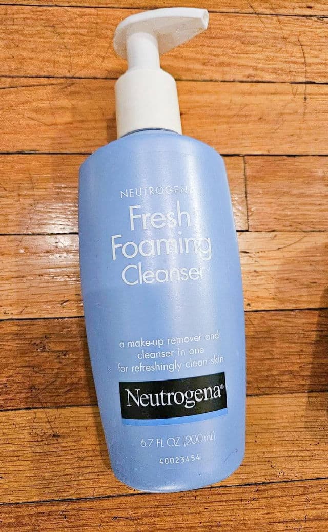 Neutrogena Fresh Foaming Facial Cleanser & Makeup Remover review photo by Cinthiadosamples