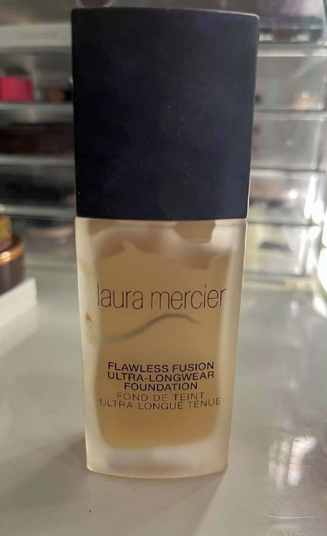 Laura Mercier Real Flawless Weightless Perfecting Foundation review photo by Cinthiadosamples
