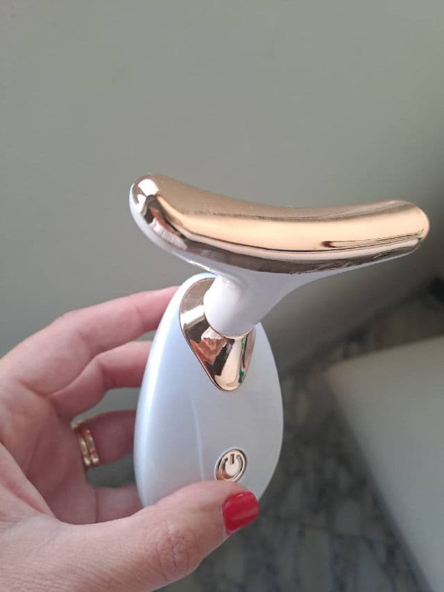 VRAIKO Lily Neck Face Massager review photo by Cosymakeup15