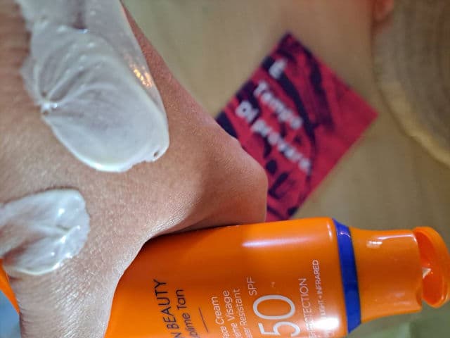 Lancaster Beauty Sun Sensitive Soothing Milk SPF 50 review photo by Cosymakeup15