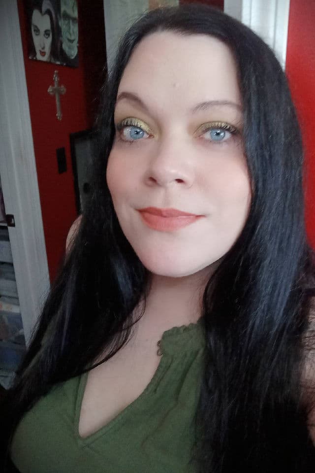 Huda Beauty Liquid Matte Ultra-Comfort Transfer-Proof Lipstick - First Class review photo by rcreddragon