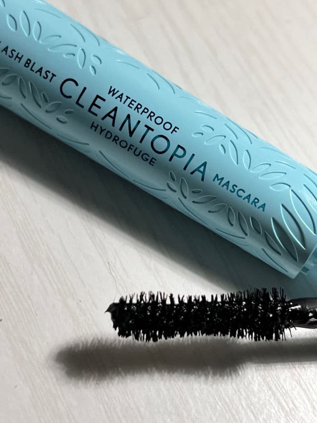 CoverGirl Lash Blast Cleantopia Mascara - Extreme Black review photo by Lollies121