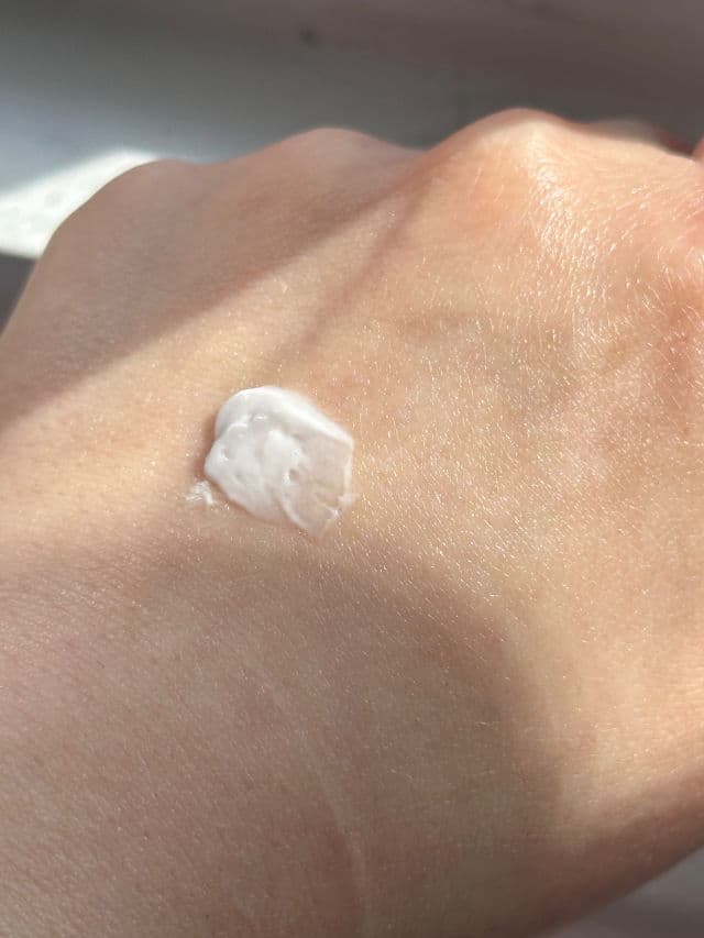 Shiseido White Lucent Anti-Dark Circles Eye Cream review photo by PoorGirlDiary