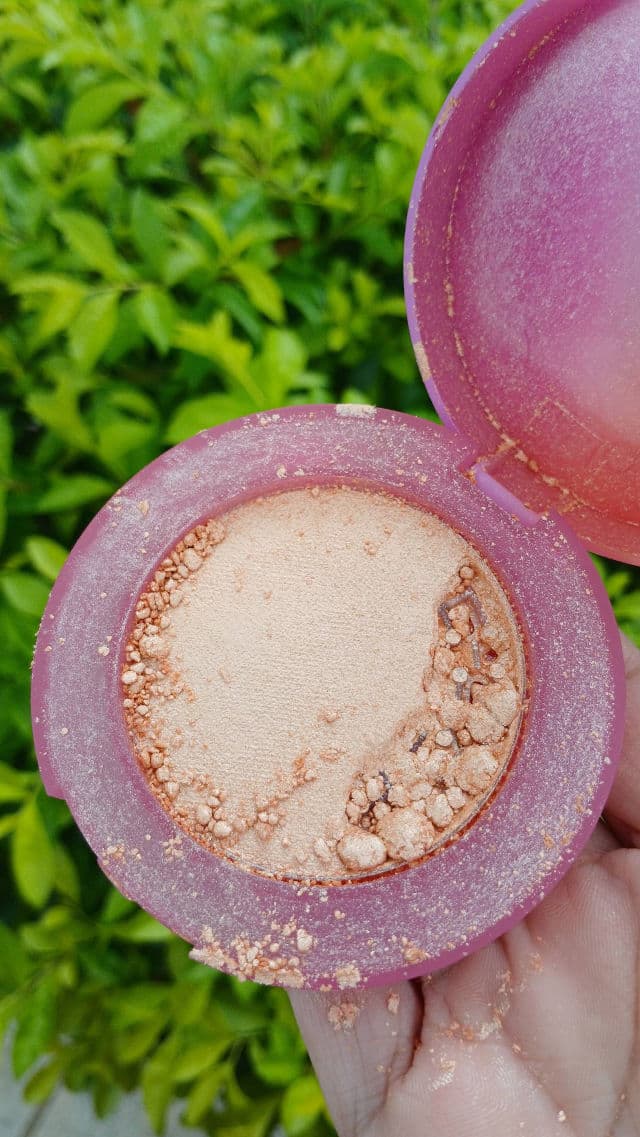 Benefit Cosmetics Cookie Golden Pearl Highlighter review photo by tatiross89